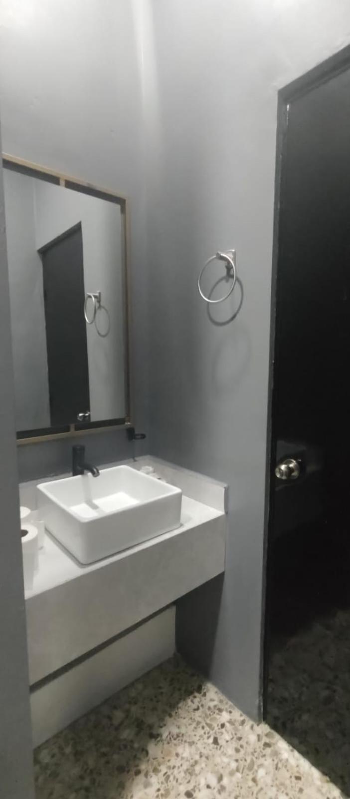 Unidades Privadas Con Ac-tv-wifi Y Estacionamiento En Centro De Mty Aparthotel *