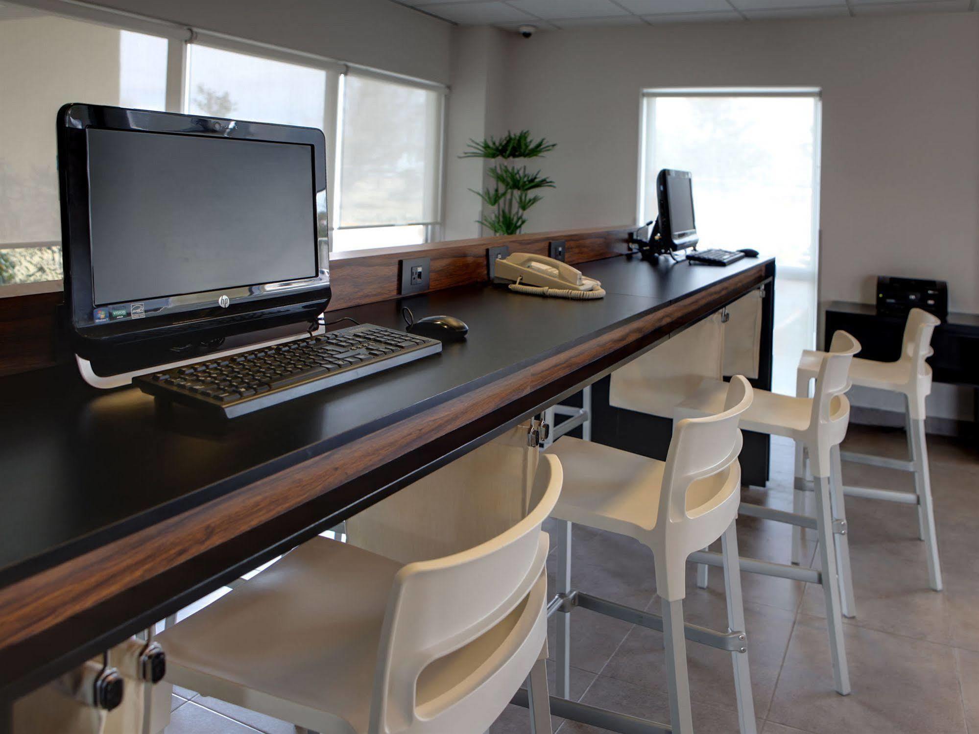Hotel Express By Marriott Monterrey Norte Rancho Los Encinitos