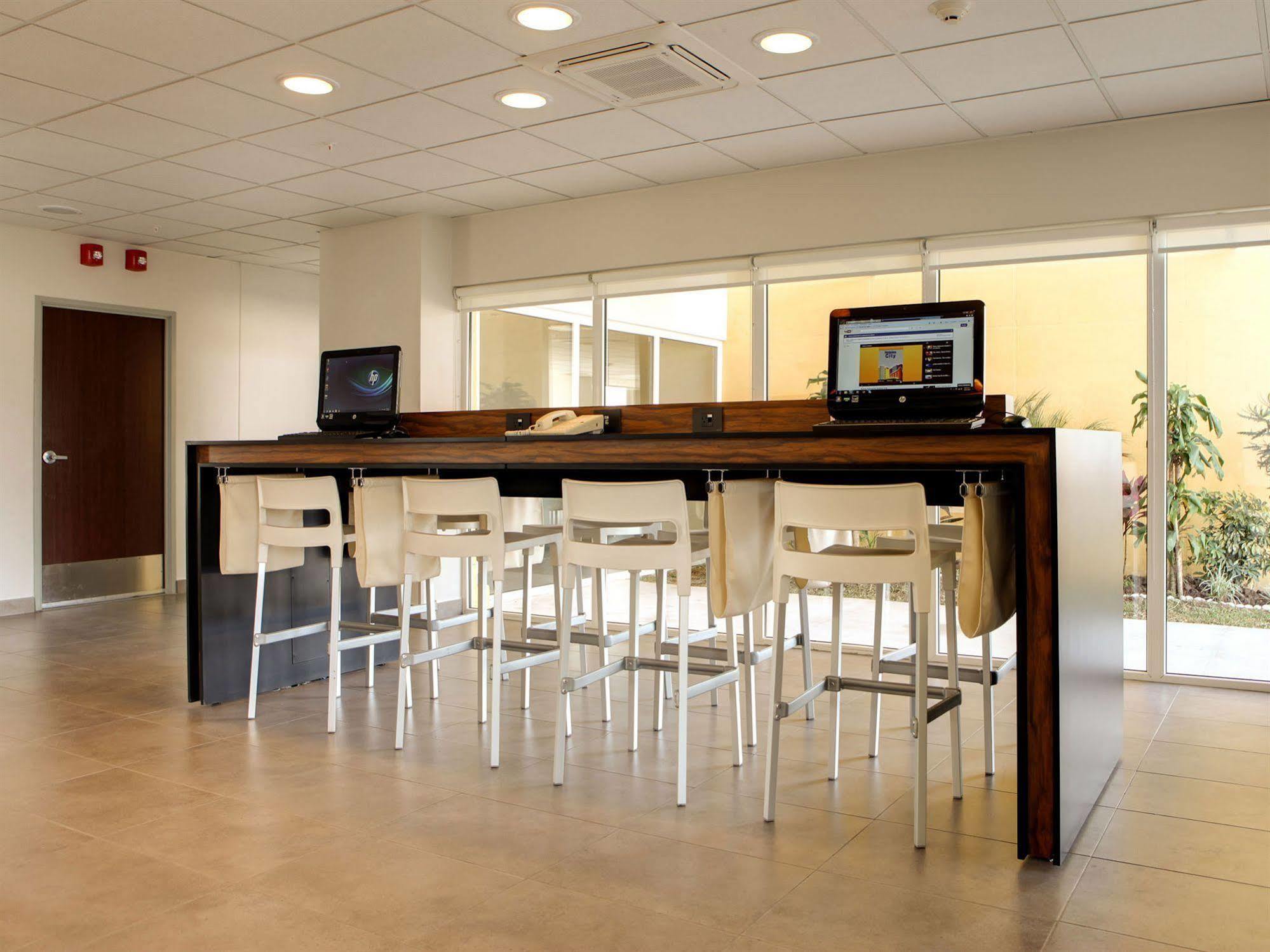 Hotel Express By Marriott Monterrey Norte